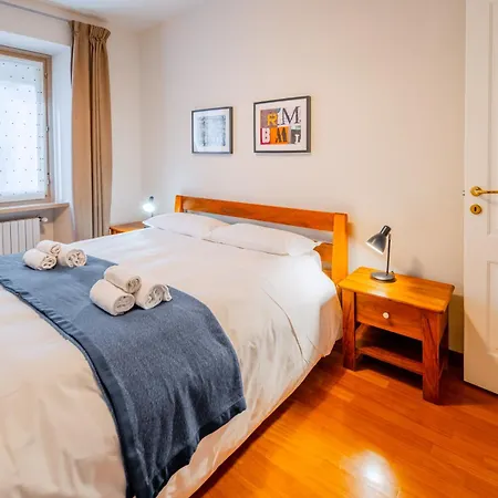 Due Dei Mille. Incantevole Casa In Centro Ad 아파트 알바